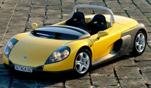 Когато Renault се опитва да се изправя срещу Lotus на пазара на достъпни спортни автомобили, може да има само един победител. Задвижван от монтиран в средата 2-литров двигател Clio, Sport Spider е твърде шантав и забавен, за да се хареса на голяма част от купувачите.